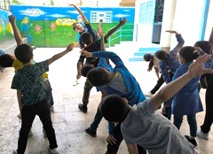 築城さんが現在活動しているUNRWA運営の学校で。皆で準備運動をする生徒たち