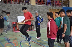 ブータンの教育大学で学生に体育の指導をする齋藤さん