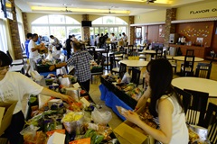 多くのボランティアが参加する食材配達。写真は食材の仕分け作業 