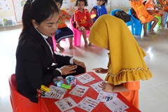 小柳さんたちが作った教材を活用している幼稚園