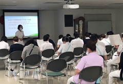 外国人患者へ向け、オンライン医療通訳を介して入院や検査の説明を行う