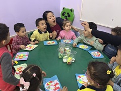 巡回先の園で子どもたちと過ごす橋本さん。「ご飯とトイレ、勉強以外は、子どもたちは何もせず座って待っているだけという保育園が多くて、『いろんな経験をさせてあげよう』と先生たちに働きかけました」
