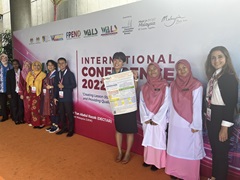 大学院で行った研究成果をマレーシアでの国際学会にて、英語のポスター発表で報告した浦田さん。「さまざまな国の人たちと交流して楽しく過ごしました」