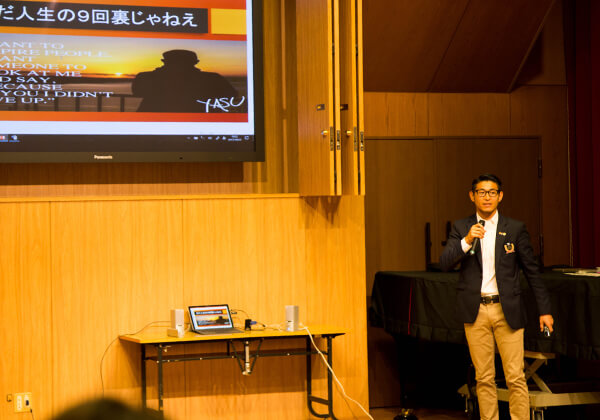  『日本・スリランカ野球友好協会』の活動で講演する山田さん