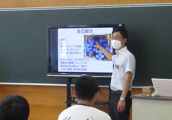 県内の中学校で『林業出前講座』を実施する蝦名さん