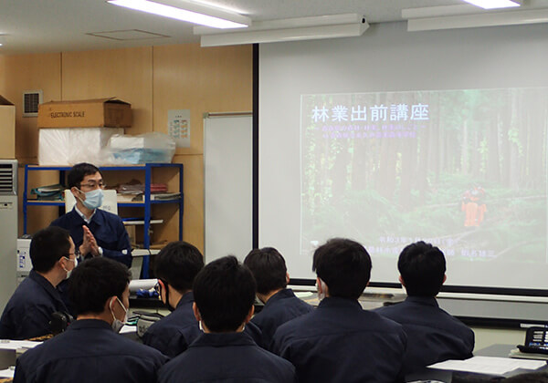 県内の高等学校での『林業出前講座』の様子