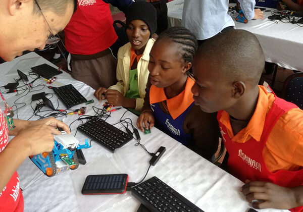 ケニアの子どもたちにプログラミング教室を開催
