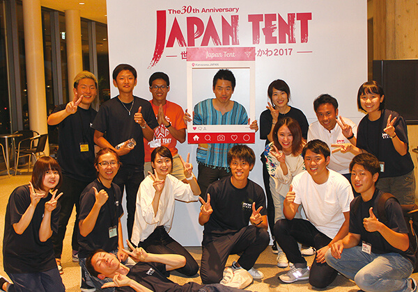 約300名の留学生が参加する「JAPAN TENT」。ホストファミリーや大学生たちのコーディネーター役としても奔走する。