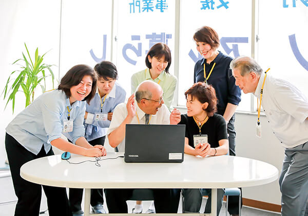 弱い立場の人たちのために全力で取り組む田中さんの周りには、いつしか心強い仲間が集まり、「仕事ノアル暮らし」の活動を支えている。