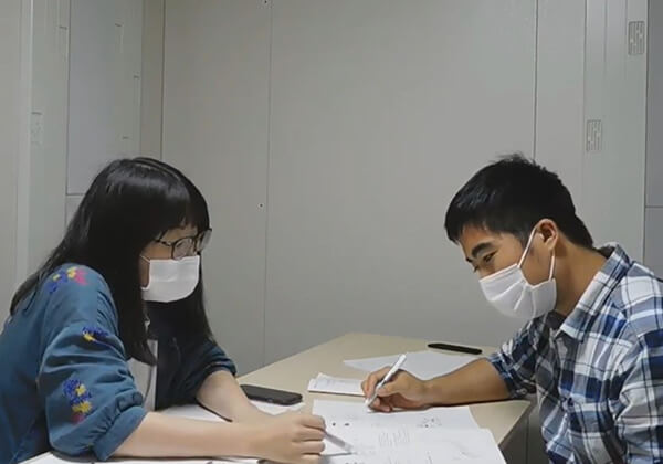 訪問型日本語コースでは、島根県オリジナル教材『となりでにほんご』を使用