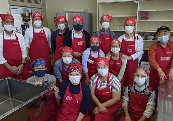 地域のボランティアを巻き込み、毎月1回、食事やお弁当を提供する子ども食堂を開催