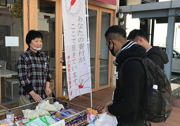 コロナ禍で仕事が減っている外国人の助けになればと、青年海外協力隊山口県OB会主催で地域の外国人住民に食品の配布を行った