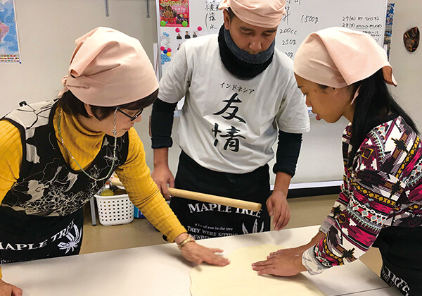 香川名物のうどん作りに挑戦する実習生たち