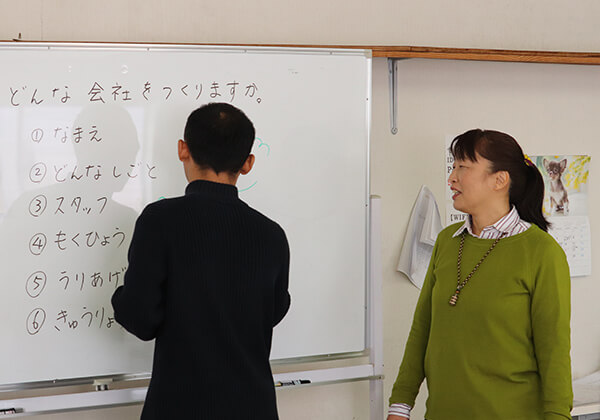 実習生が能動的に学べるよう、様々な工夫を凝らして行われる日本語研修
