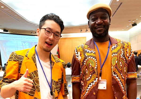 マウライ出身のローレンス氏（右）と。日本とマラウイをICTで繋ぎ、グローバルなWeb交流授業が学校教育の「当たり前」になる日を目指している。