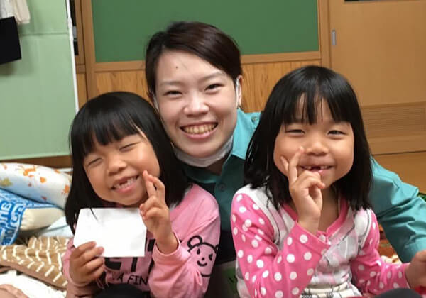 熊本地震では、東日本大震災の被災地での経験を活かし、県職員として避難所業務に従事。現在も、この家族との交流は続いている。