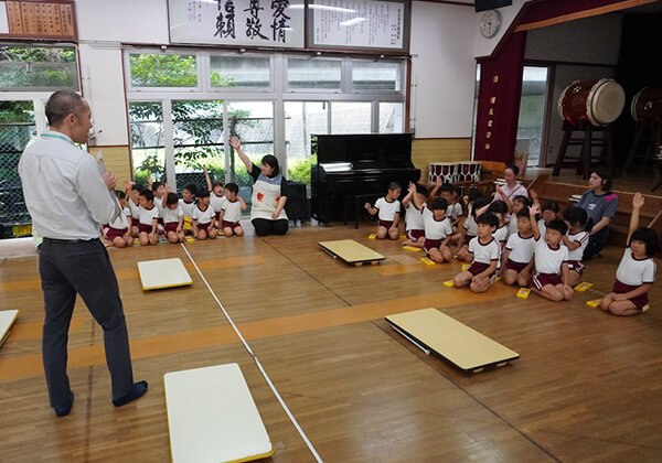 保育園児のためのお絵描き講座。小さいうちから「町の美術館」に愛着を持ってもらうための取り組みの一つ。