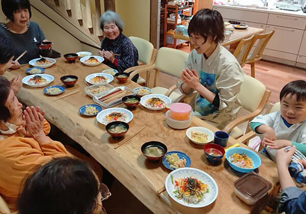 障害の有無や世代に関係なく食卓を囲み、一緒にお昼を食べる『ごはんぷろじぇくと』。気軽に交流ができる場をつくっている。