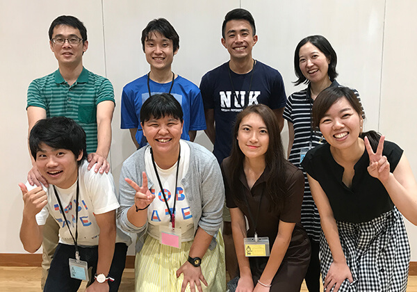 トビタテ！留学JAPANで留学した大学生と田阪さんらコーディネーター。海外留学に踏み出したい学生の背中を押し続けている。