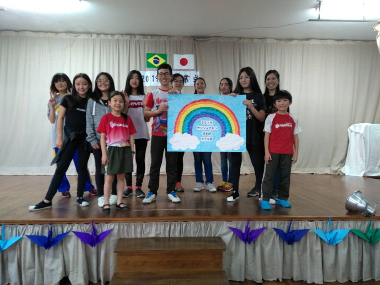 日系日本語学校教師隊員として活動した浦添さん（後列一番右）