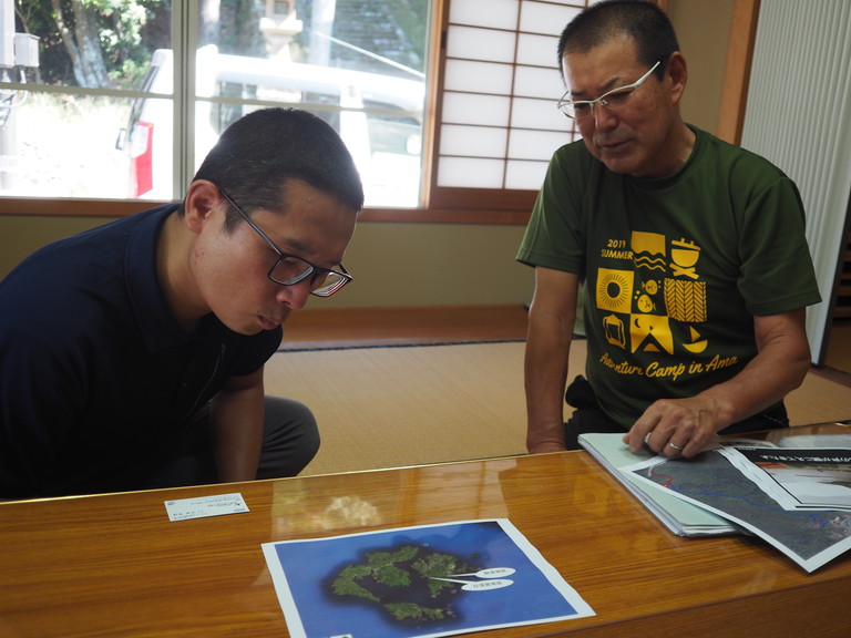 牧野さんと教育委員会所属ジオパーク特命担当の宮岡健二さん